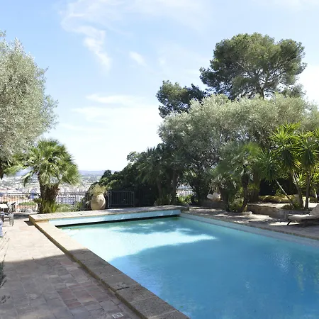 Castel Pierre Lisse בית הארחה